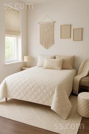 Pārdodas 100% kokvilnas liela izmēra gultas pārklājs . Baltā krāsā ar poliestera pildījumu. Izmērs 240cmx260cm un 245cmx270cm.