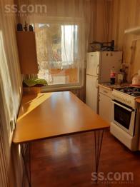 Atdodu galdu pret lielo Fazer šokolādi, atrodas Ikšķilē