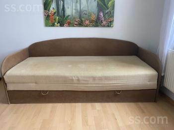 Atdošu izvelkamu dīvānu ar ietilpīgu veļas kasti. Viegli izvelkams, pilnvērtīga divguļamā vieta.