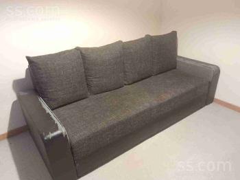 Atdod lietotu dīvānu pašizvešanai. Dīvāns ērts, lietojams, tikai ārējo malu ādas segums lobās, izdilis to materiāls.