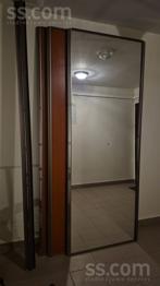 Bezmaksas atdodu skapja bīdāmo durvju komplektu. Bija iebūvētas nišā.