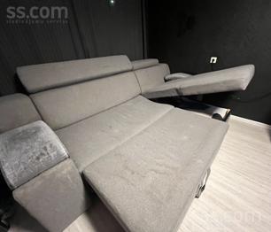 Atdod diezgan nolietotu dīvānu, pirms tas ceļo uz izgāztuvi.